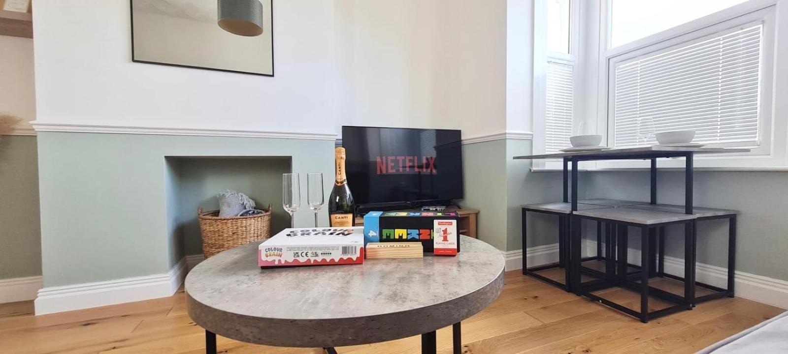 Westcliff-On-Sea Modern 2 Bedroom Apartment - Free Parking Саутенд-он-Си Экстерьер фото