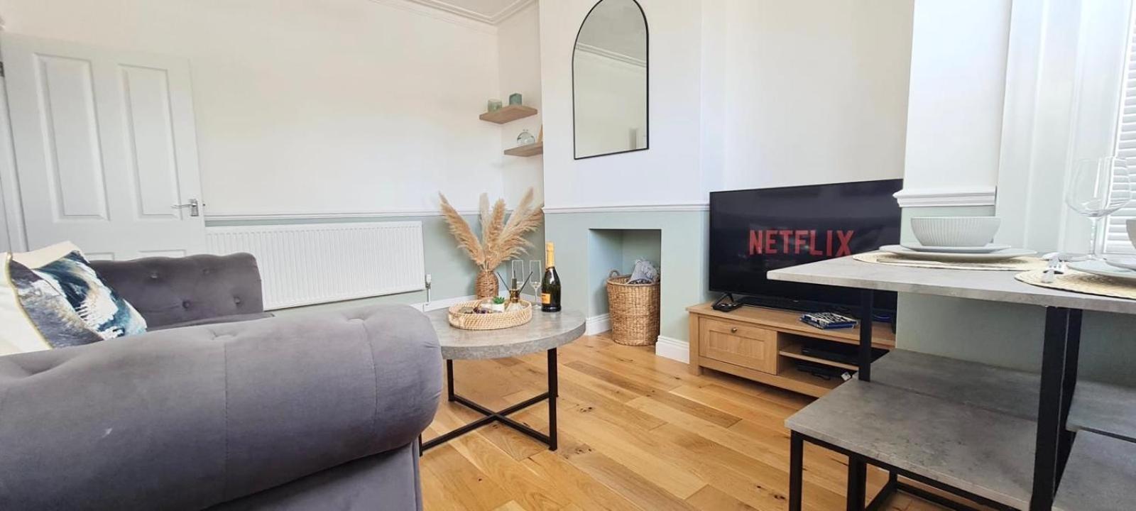 Westcliff-On-Sea Modern 2 Bedroom Apartment - Free Parking Саутенд-он-Си Экстерьер фото