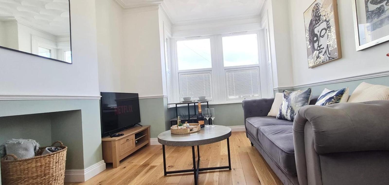 Westcliff-On-Sea Modern 2 Bedroom Apartment - Free Parking Саутенд-он-Си Экстерьер фото