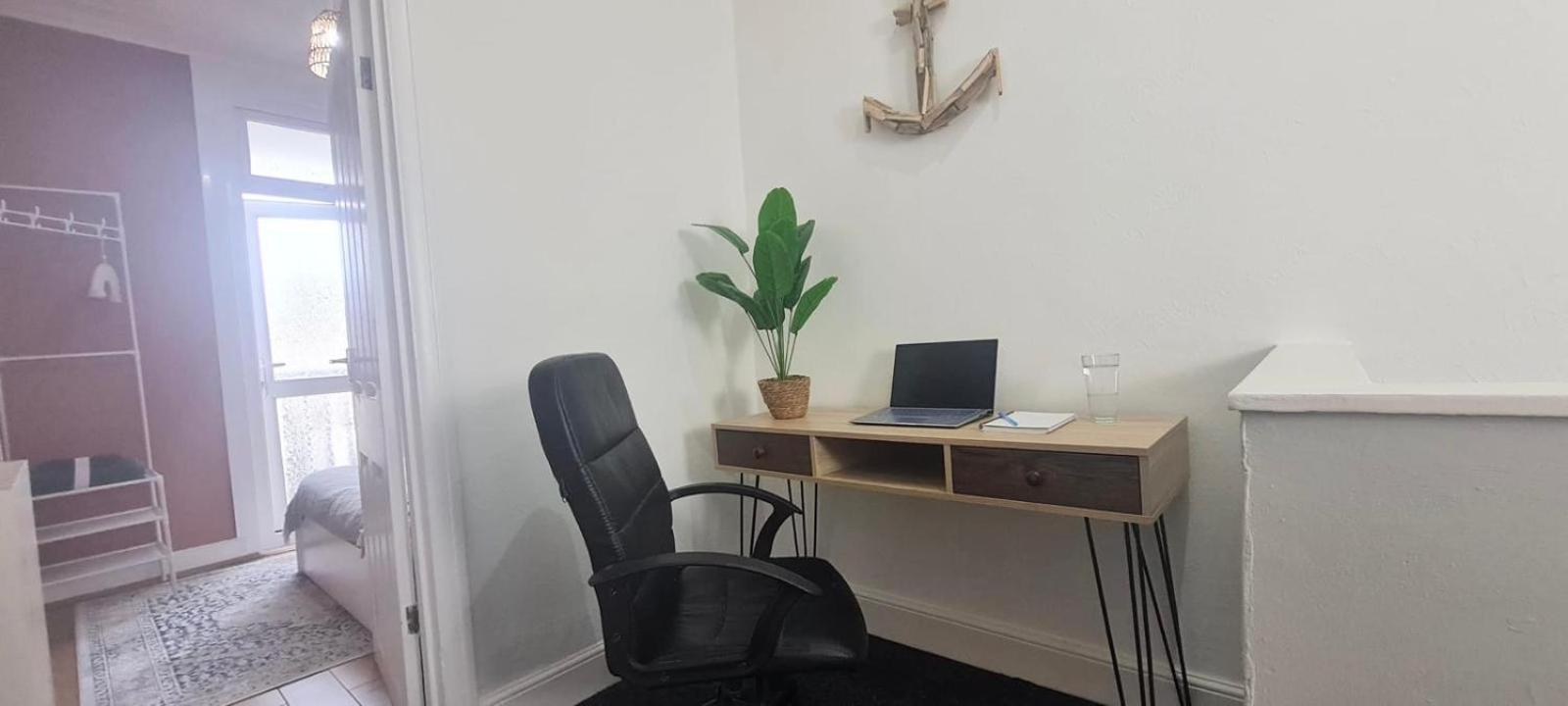 Westcliff-On-Sea Modern 2 Bedroom Apartment - Free Parking Саутенд-он-Си Экстерьер фото