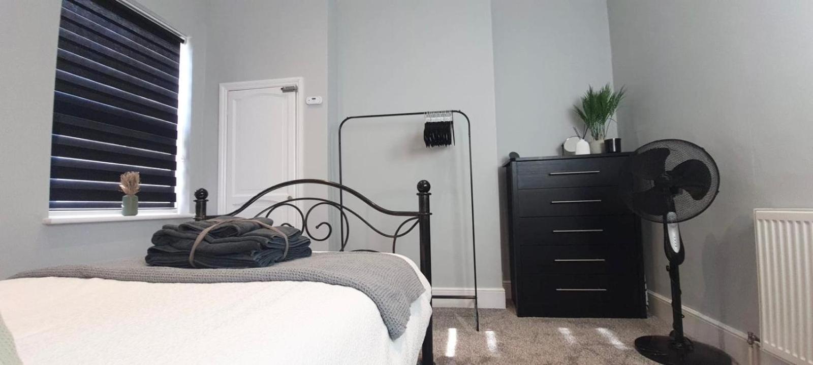 Westcliff-On-Sea Modern 2 Bedroom Apartment - Free Parking Саутенд-он-Си Экстерьер фото