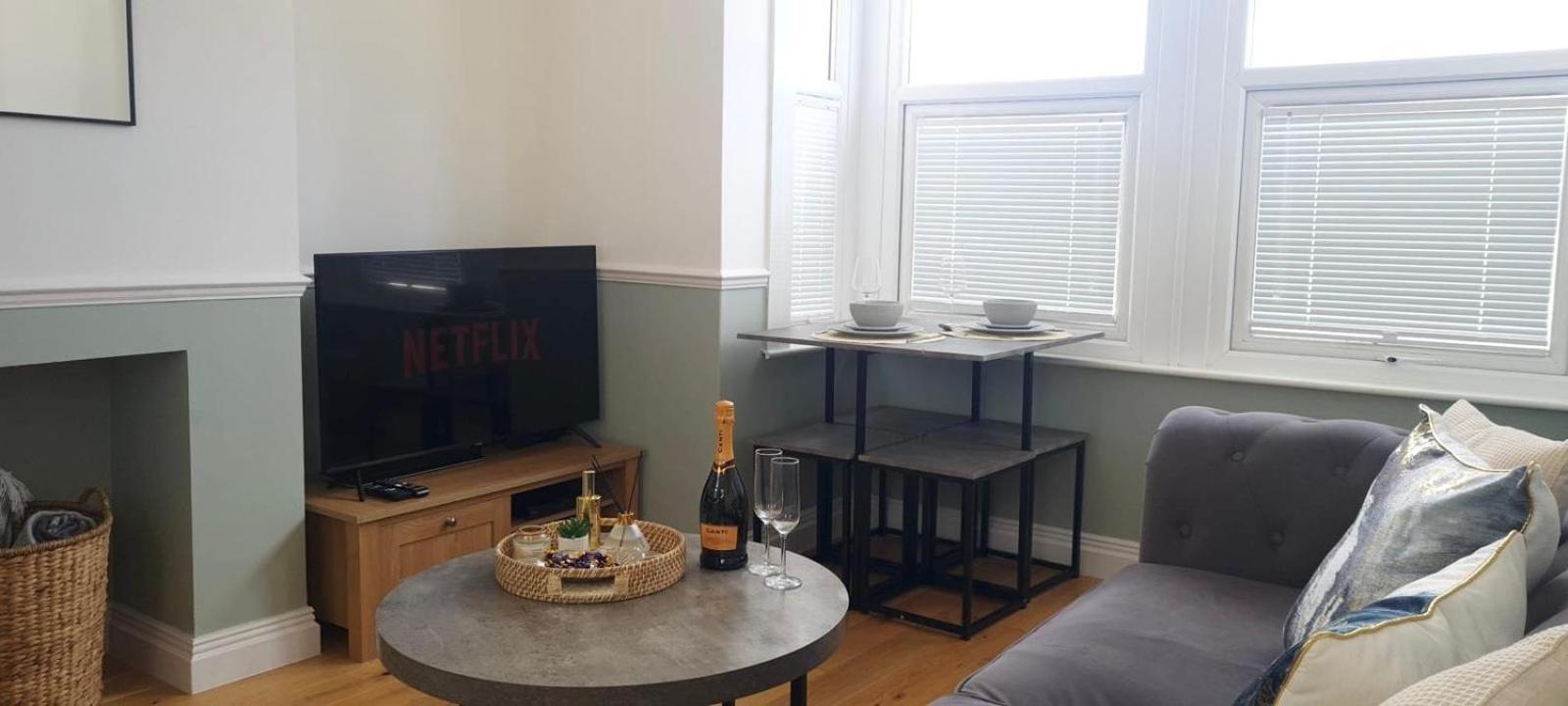 Westcliff-On-Sea Modern 2 Bedroom Apartment - Free Parking Саутенд-он-Си Экстерьер фото