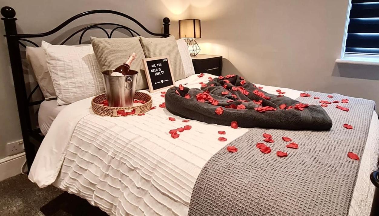Westcliff-On-Sea Modern 2 Bedroom Apartment - Free Parking Саутенд-он-Си Экстерьер фото