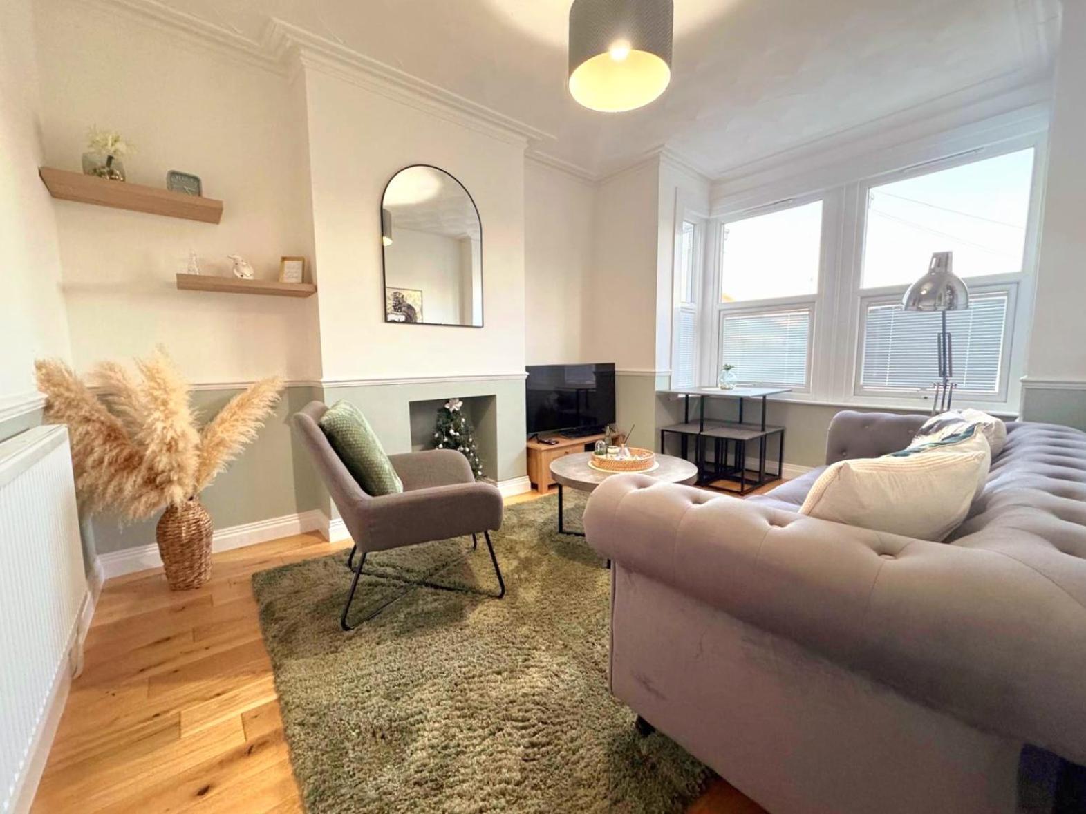 Westcliff-On-Sea Modern 2 Bedroom Apartment - Free Parking Саутенд-он-Си Экстерьер фото
